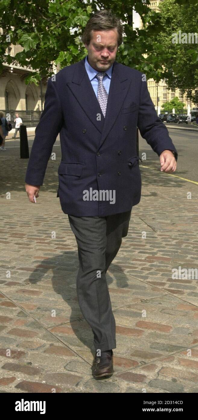 Die Marquess of Blandford verlässt das Middlesex County Court in London, wo ihm im November 1999 vorgeworfen wird, zwei Sonnenbrillen und ein Deodorant aus dem Kaufhaus Harvey Nichols in Knightsbridge im Zentrum von London gestohlen zu haben. Stockfoto