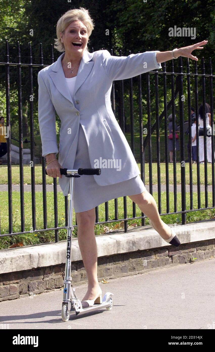 Die ehemalige TV-Newsreader Angela Rippon reist mit dem Roller zum English National Ballet in Kensington, London, am ersten Tag ihrer neuen Tätigkeit als deren Vorsitzende. * ... Frau Rippon, berühmt für ihre überraschenderweise Tanzroutine auf der Weihnachtsshow Morecambe und Wise im Jahr 1976, ist seit ihrem Beginn des Tanzens im Alter von drei Jahren eine begeisterte Anhängerin des Balletts. Stockfoto