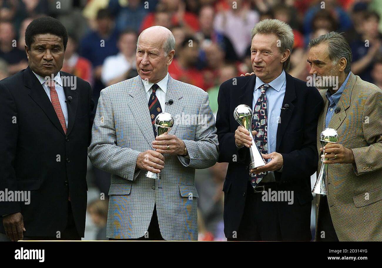 Die Manchester United-Größen Sir Bobby Charlton, Mitte links, Denis Law und George Best, rechts, erhielten eine Auszeichnung von Eusebio, links, zur Halbzeit des FA Carling Premier League Fußballspiels zwischen Newcastle United und Manchester United in Old Trafford. Stockfoto