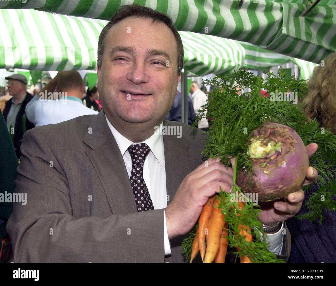 Landwirtschaftsminister Nick Brown eröffnet den neuen Bauern- und Kreismarkt in Newcastle upon Tyne. Er erklärte, die Regierung habe den Forderungen der Schweinehalter nach einer Entschädigung nach dem Ausbruch der Schweinepest mehr als die Hälfte entsprochen. Stockfoto