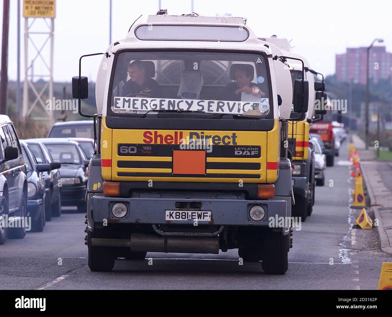 Drei Tanker, die als „Notdienste“ gekennzeichnet sind, dürfen in die Stanlow-Ölraffinerie in Cheshire eindringen, die von Landwirten und Straßenverkehrsunternehmen aus Protest gegen die hohen Kraftstoffpreise eingesetzt wird. * 24/01/2001: Tanker-Fahrer sollen wegen Streiks in einem Lohnstreit mit neuer Kraftstoffknappheit abgestimmt werden, warnten Gewerkschaftsvertreter. Hunderte von Arbeitnehmern, die Shell-Tanker fahren, werden morgen mit der Abstimmung beginnen, nachdem sie einen vorgeschlagenen zweijährigen Tarifvertrag abgelehnt haben. Die Männer, die bei P&O Trans European angestellt sind, fahren laut t etwa ein Sechstel der gesamten Tankerflotte des Landes Stockfoto