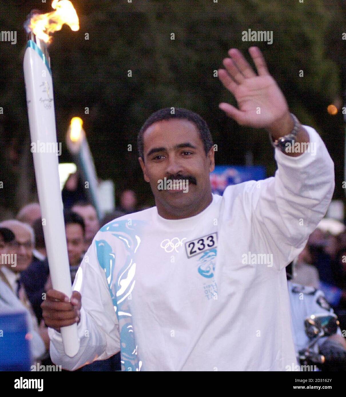 Der doppelte Olympiasieger Daley Thompson trägt die olympische Fackel vor der Eröffnungsfeier der Olympischen Spiele 2000 durch die Straßen von Parramatta, Sydney, Australien. Stockfoto