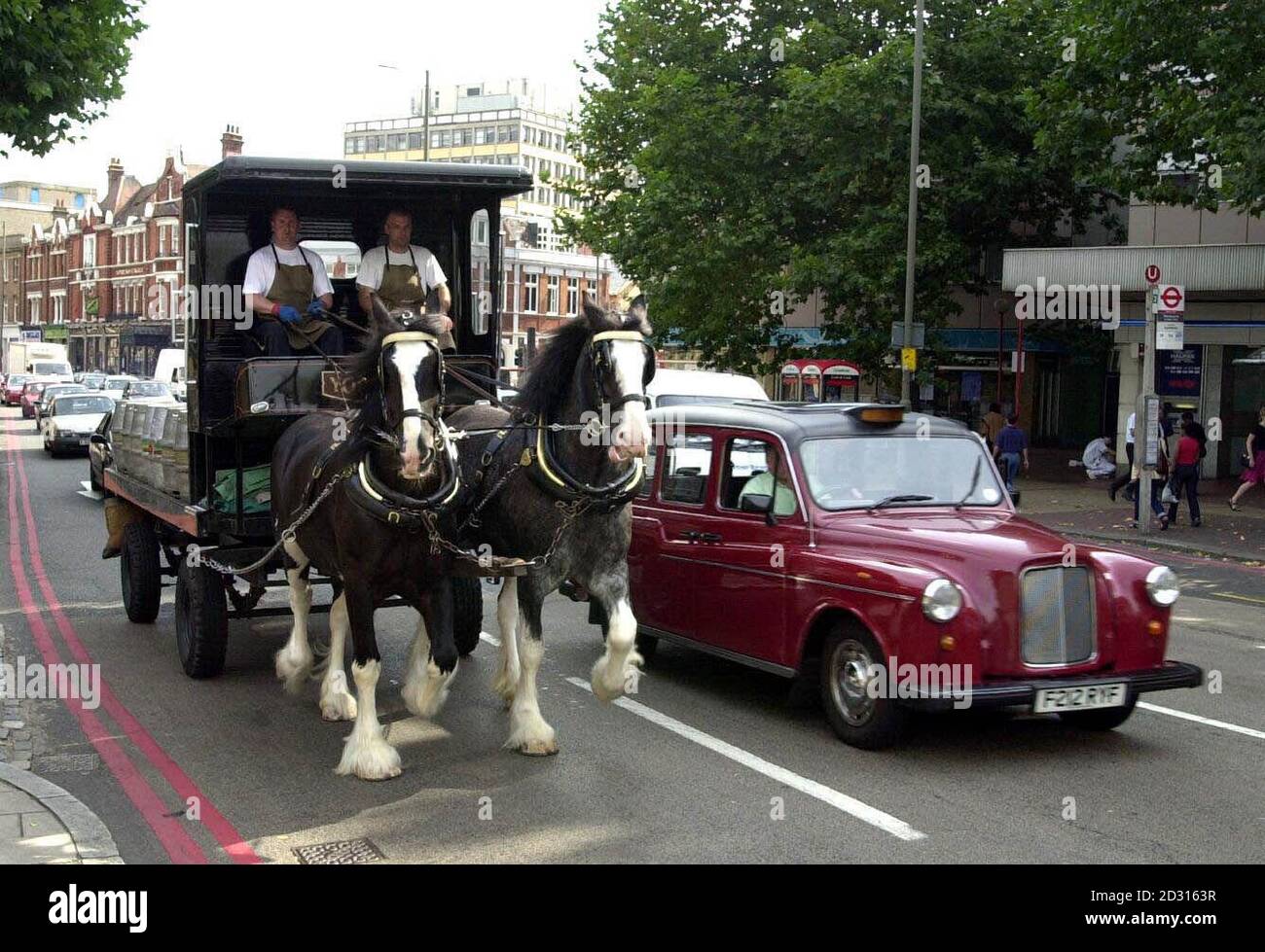 Draymen Henry Coward und Garry McHale (L-R) fahren Young's Brewery Horses Harry (links) und Tom durch Südlondon und liefern Bier in der Wandsworth-Region, während Premierminister Tony Blair direkt mit Ölgesellschaften sprach, um die Benzinkrise zu beenden. * ...nach einem Notfalltreffen mit hochrangigen Ministern in der Downing Street. Stockfoto Draymen Henry Coward und Garry McHale (L-R) fahren Young's Brewery Horses Harry (links) und Tom durch Südlondon und liefern Bier in der Wandsworth-Region, während Premierminister Tony Blair direkt mit Ölgesellschaften sprach, um die Benzinkrise zu beenden. * ...nach einem Notfalltreffen mit hochrangigen Ministern in der Downing Street. Stockfoto