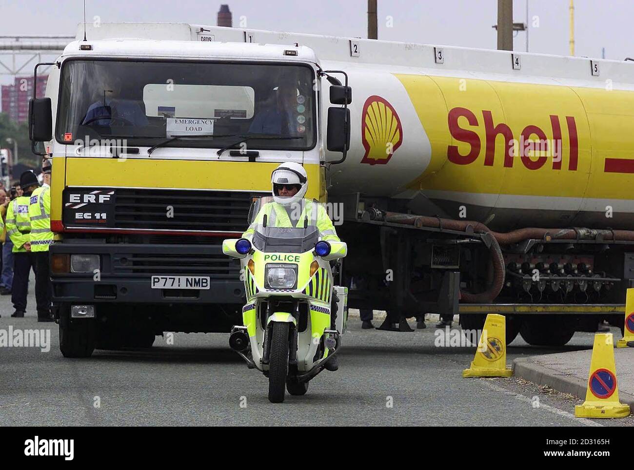 Ein Polizeibeamter führt einen Shell-Tanker aus der Stanlow-Ölraffinerie in Cheshire. Stockfoto