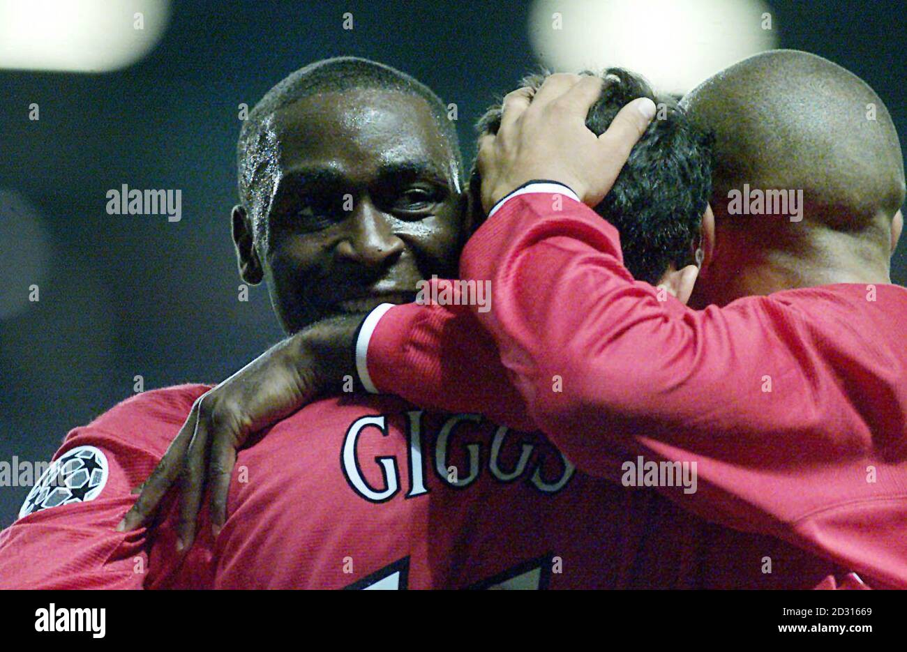 Andy Cole von Manchester United feiert mit seinen Teamkollegen Ryan Giggs (Mitte) und Mikael Silvestre (R), nachdem er das Eröffnungstreffer der englischen Mannschaft gegen die belgische Mannschaft Anderlecht bei ihrem Champions' League Group G-Spiel auf dem Old Trafford Ground von man Utd in Manchester erzielt hatte. Stockfoto