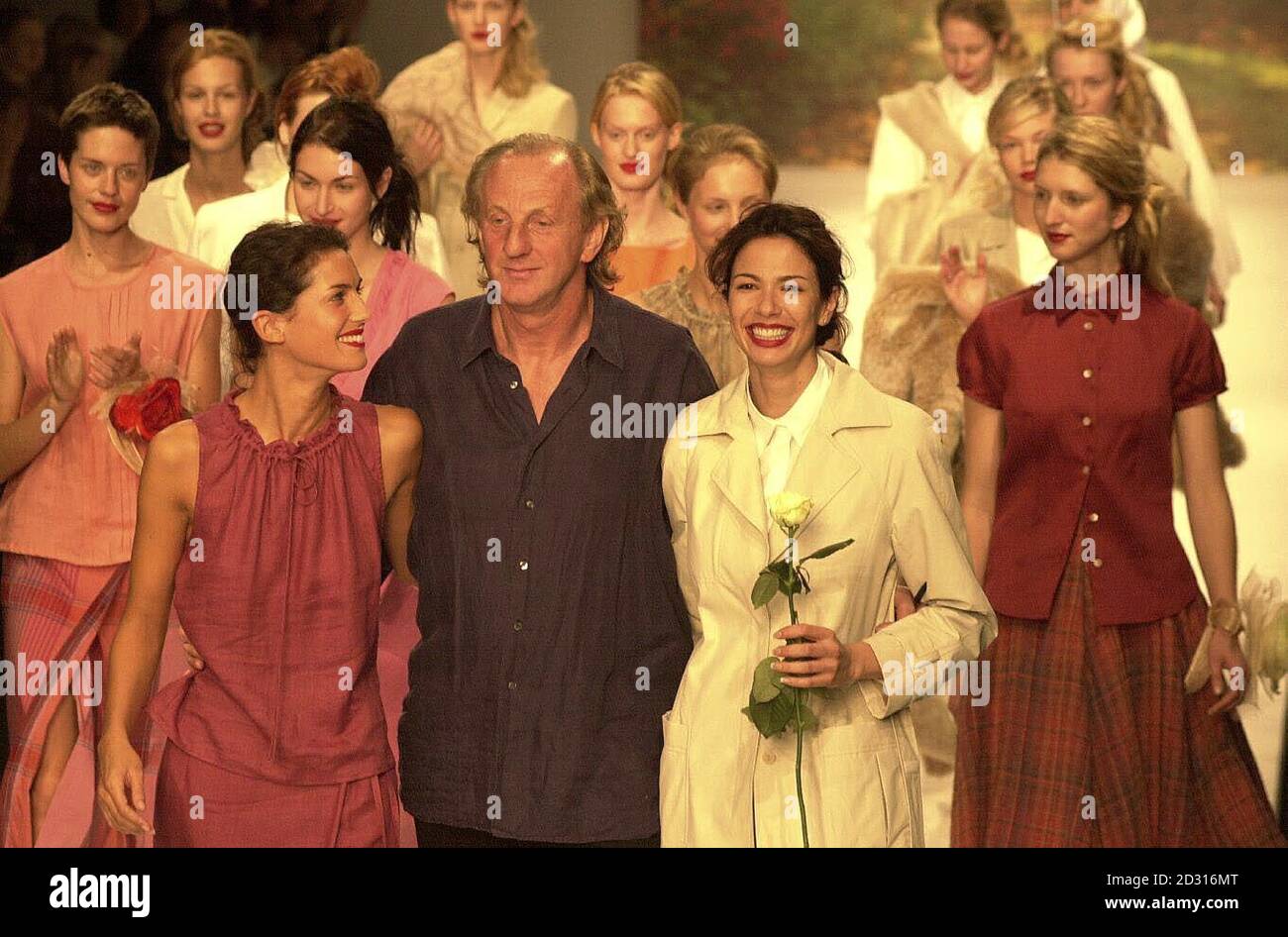 Paul Costelloe (Mitte) geht nach seiner Show zusammen mit Luciana Morad (rechts), der ehemaligen Freundin von Mick Jagger, auf den Laufsteg. Die Creme der britischen Designer präsentieren ihre Talente in der London Fashion Week. Stockfoto