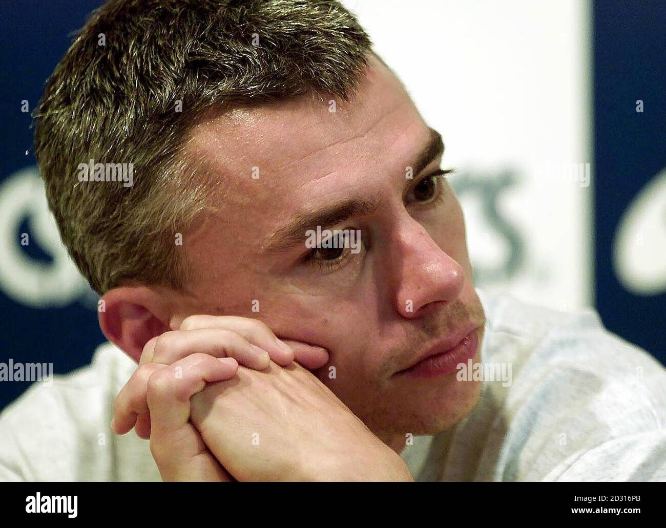 Weltrekordhalter Jonathan Edwards beantwortet Fragen während einer Pressekonferenz vor dem Triple Jump-Finale im Olympiastadion. Edwards sprach darüber, wie der Mut seiner Frau und seiner Familie ihn dazu überredete, bei den Olympischen Spielen zu bleiben und teilzunehmen. *... nach dem Tod seiner Schwiegermutter. Edwards hofft, dass er ihnen für ihr Verständnis und ihre Unterstützung zurückzahlen wird, während er versucht, die dreifache Goldmedaille zu holen, die er in Atlanta so eng gefasst hat. Stockfoto