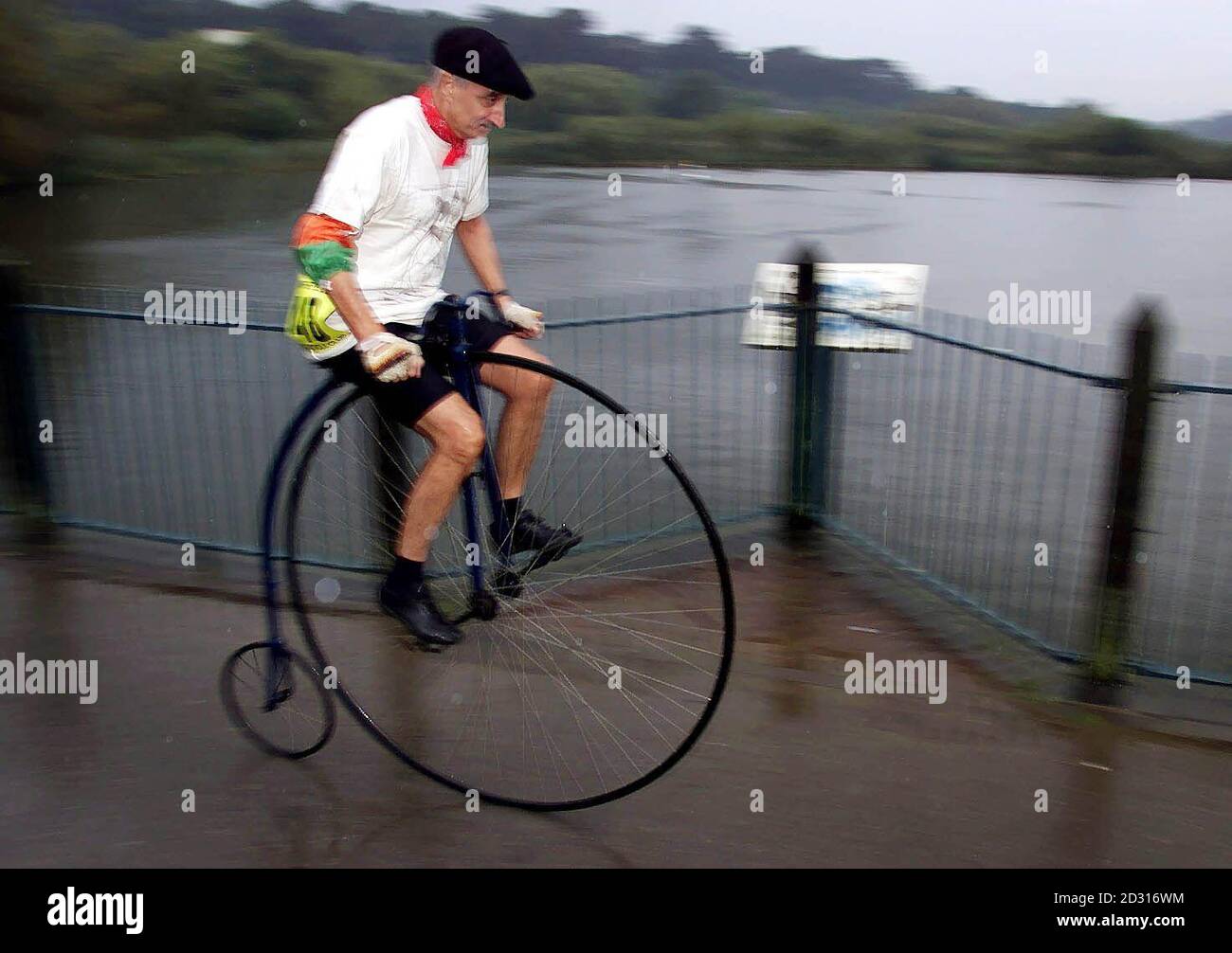 Ein Teilnehmer des Knutsford Great Penny Farthing Race geht um die Strecke, im weltweit einzigen Rennen für die antiken Fahrräder, das alle zehn Jahre stattfindet. Stockfoto