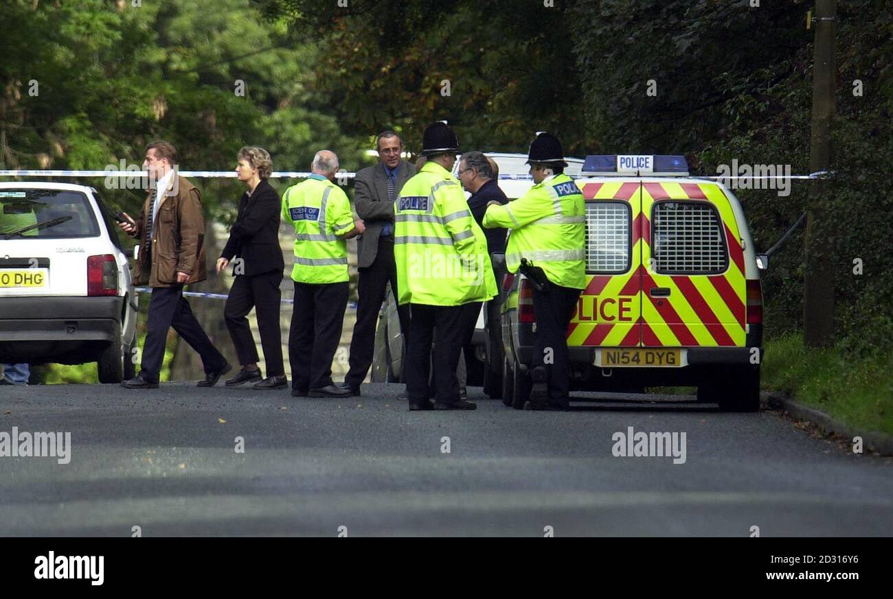 Polizeibeamte am Tatort der Erschießung eines Mannes auf dem Gelände des Pinderfields Hospital in Wakefield durch Polizeischützen am 24/09/00. Kirk John Davies war mit einem Luftgewehr bewaffnet, gab die Polizei zu. Stockfoto