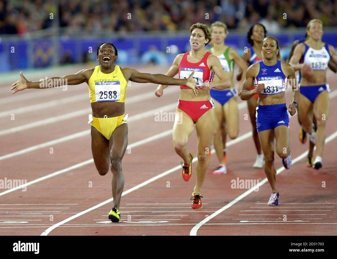 Die Großbritanniens Kelly Holmes (Nummer 1831) wird heute, Samstag, 25. September 2000, Dritter und nimmt die Bronzemedaille im 800-m-Finale der Frauen bei den Olympischen Spielen in Sydney ein. Maria Mutola aus Mosambik (Nummer 2588) gewann die Goldmedaille. Stockfoto