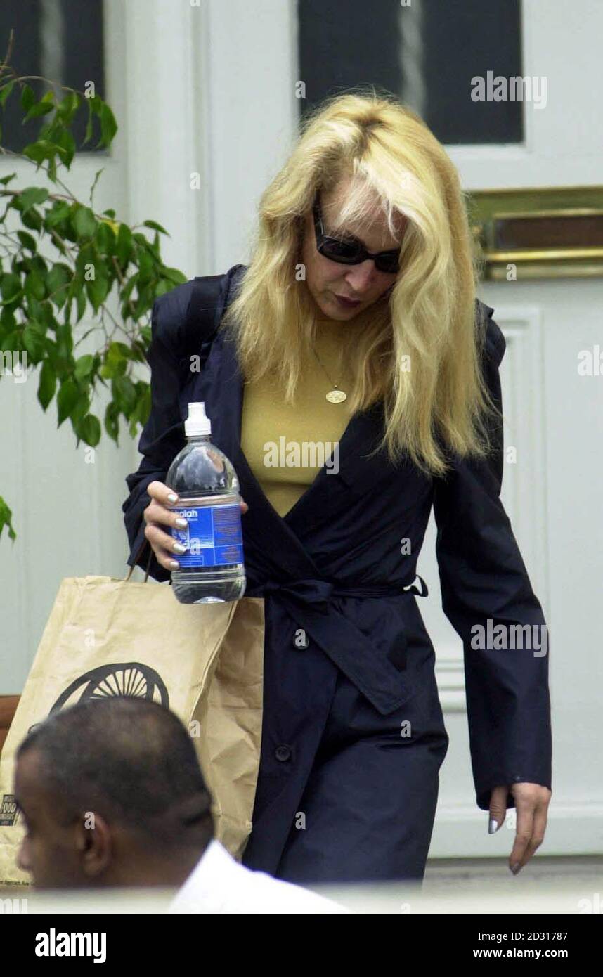 Schauspielerin und Model Jerry Hall verlässt ihr Zuhause in Richmond Hill, im Südwesten Londons, das im Stück The Graduate auf der Bühne im West End eingebrochen wurde. 17/9/01: David Bryce, 33, erschien in Kingston Crown Court angeklagt des Einbruchs in Hall's Haus. * Er wird beschuldigt, Tausende von Pfund Eigentum von der Schauspielerin Jerry Hall Luxus-Haus zu stehlen. Frau Hall, Ex-Frau von Rolling Stone Mick Jagger, kam nach 23 Uhr nach Hause, um festzustellen, dass ihr Schlafzimmer im September 2000 durchsucht worden war. Bryce, bestreitet den Vorwurf des Einbruchs. Stockfoto