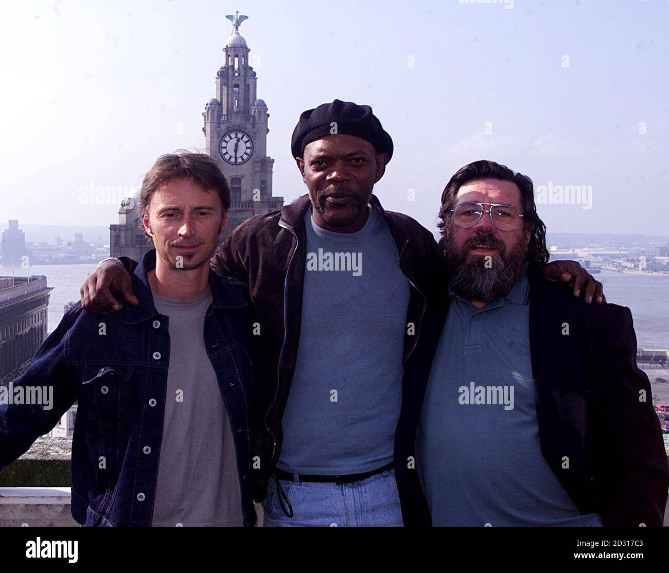 L-R: Die Schauspieler Robert Carlyle, der Amerikaner Samuel L Jackson und Ricky Tomlinson posieren vor dem Liverpool Town Hall, um den Beginn der Hauptfotografie vor dem Film 51. Staat von Regisseur Ronny Yu bekannt zu geben. Stockfoto