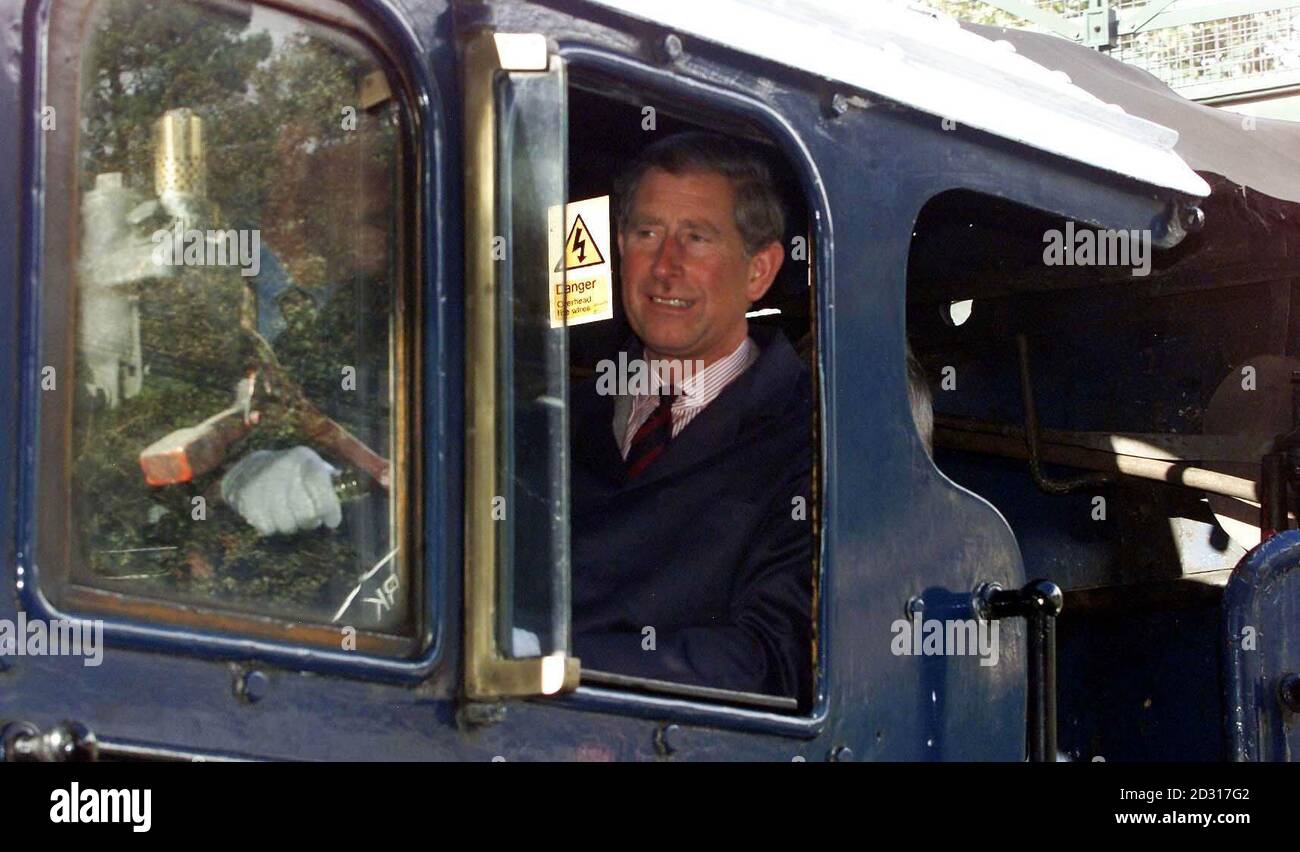 Der Prinz von Wales auf der Fußplatte der Sir Nigel Gresley Dampfeisenbahn, gebaut 1936, als sie Pickering Station auf den North Yorkshire Moors betrat. Stockfoto