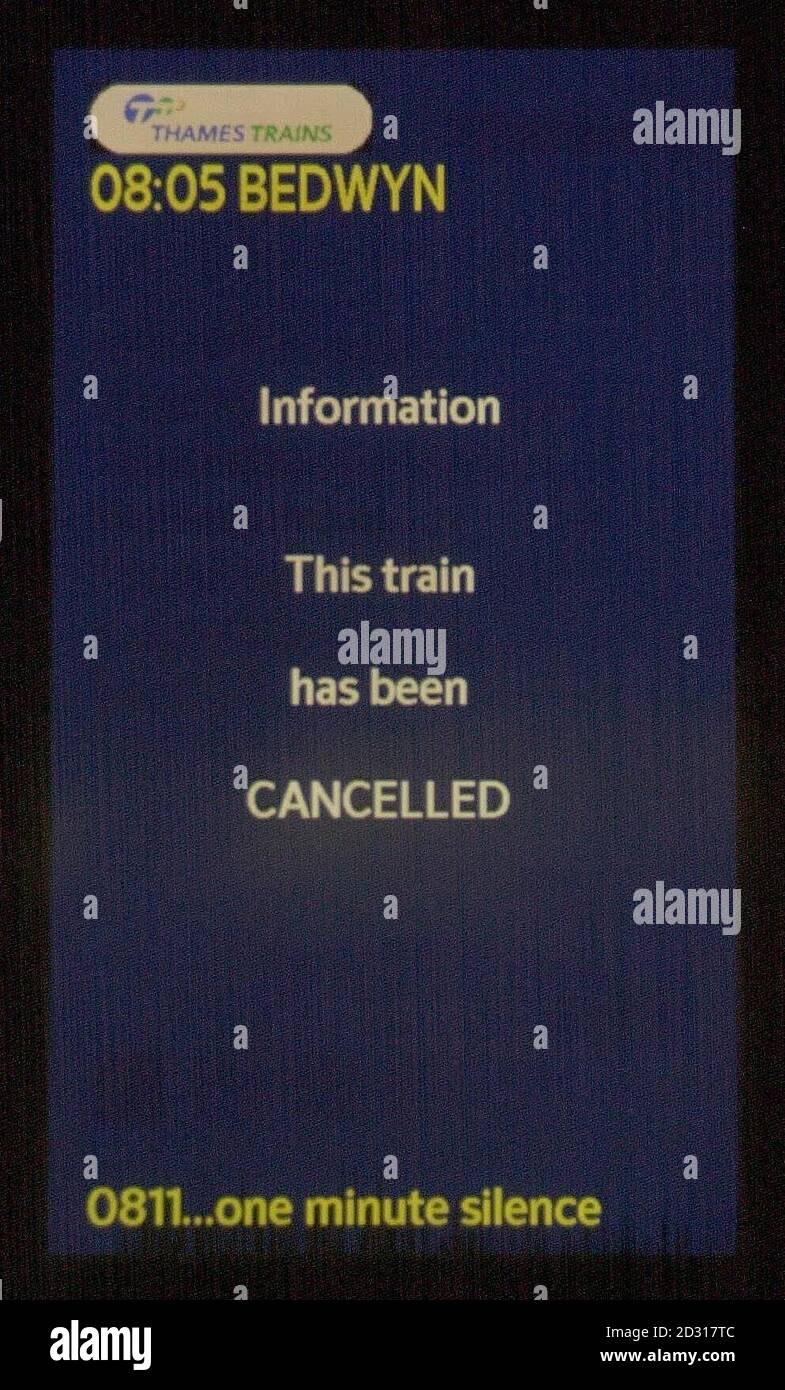 Ein Bahnsteig-Informationsschild am Bahnhof Paddington informiert die Passagiere über die Absage der 8:05 nach Bedwyn. Der Zug wurde als Zeichen des Respekts für die abgesagt, die vor einem Jahr bei dem entsprechenden Dienst in Ladbroke Grove ums Leben kamen. Stockfoto