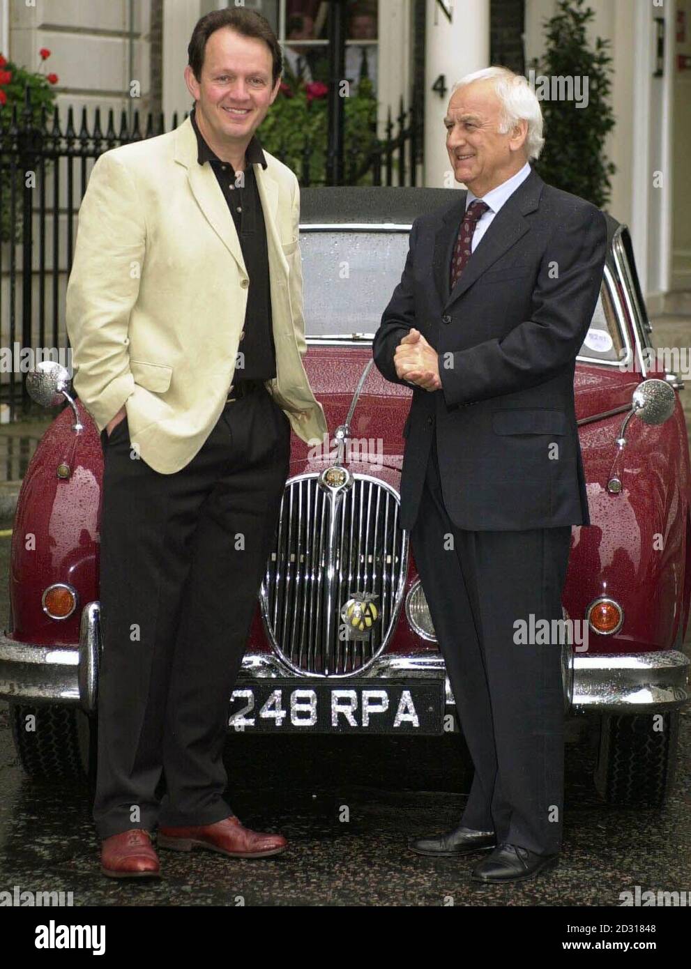 TV-Serien Inspector Morse Star John Thaw (rechts) und Kevin Whately, der Sgt Lewis spielt, posieren von Morses Jaguar auf dem St. James's Square im Zentrum von London, bevor der letzte Inspector Morse gedreht wird. Stockfoto