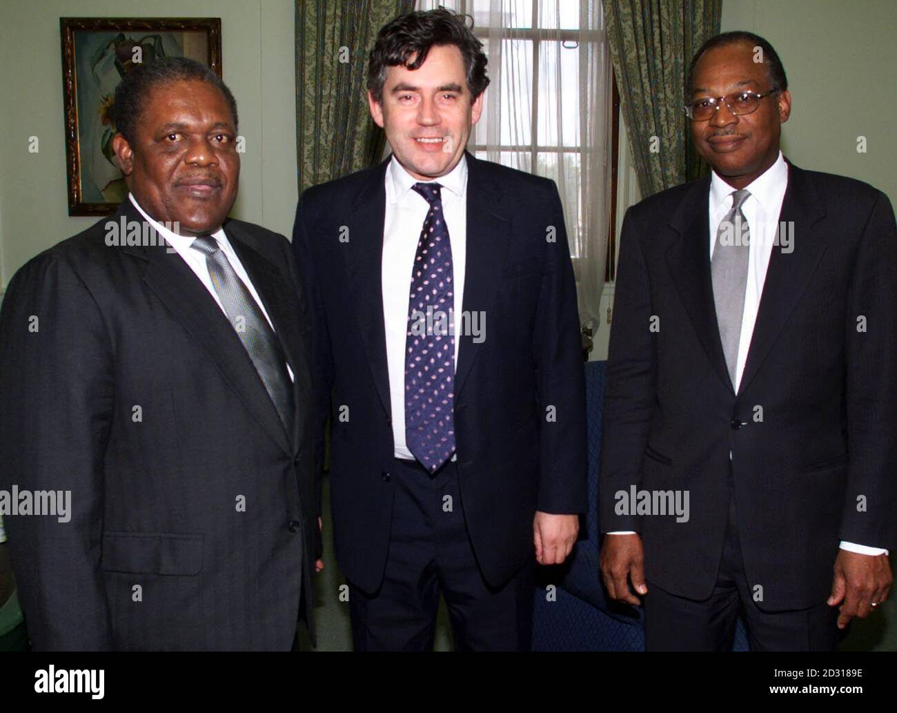 Der britische Kanzler Gordon Brown (Mitte) mit dem Bahamas-Premierminister Hubert Ingraham (links) und Finanzminister William Allen im Londoner Finanzministerium. Die Minister haben Großbritannien besucht und Regierungsbeamte besucht. Stockfoto