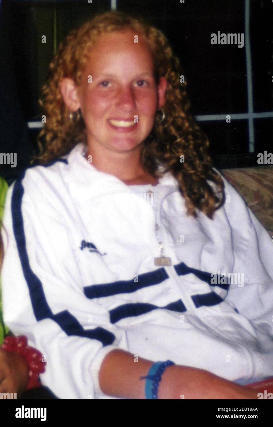 Undated Sammle Bild von Rochelle Cauvet, einem der beiden Mädchen der Royds School in Leeds, die in Stainforth Beck bei Settle in den Yorkshire Dales weggefegt wurden. 14/10/00: Armeetaucher schlossen sich Rettungsteams an, die nach Hannah Black suchten. * ...im Alter von 13 Jahren, die mit Rochelle in den geschwollenen Bach fielen. 19/10/2000: Ein Gerichtsmediziner eröffnete eine Untersuchung über den Tod von Cauvet, der in einem geschwollenen Beck weggefegt wurde, während er auf einem Schulausflug am Fluss spazieren ging. Die Beerdigung von Rochelle, 14, wird in der Leeds Parish Church stattfinden. 23/10/00: Hunderte von Trauernden waren beim Begräbnis des Teenagers, der drohen Stockfoto