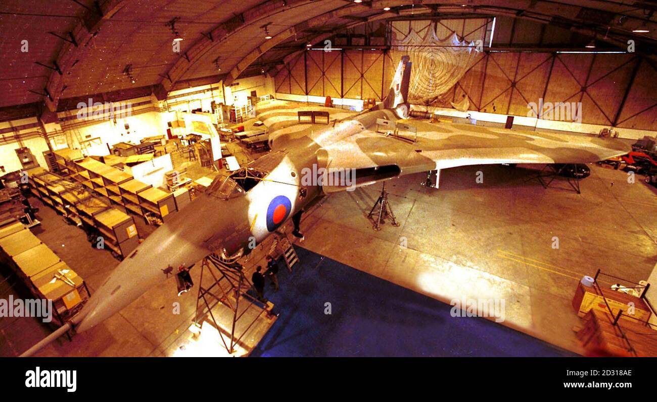 Der Vulcan-Bomber wird im Flugplatz Bruntingthorpe in der Nähe von Lutterworth, Leicestershire, restauriert. Die Vulcan Operating Company startete einen 1.5 Millionen Appell zur Rettung des Flugzeugs. *... Das Unternehmen, das das Flugzeug 1993 von der RAF gekauft hat, hofft, 2002 seine Rückkehr in die Luft mit Stil feiern zu können, aber der Bomber braucht 2.2 Millionen Dienst, bevor er wieder fliegen kann. Der Plan ist, den Bomber mit einer vollen Kampfesbegleitung die Mall in London hinunter zu fliegen, um sowohl das Goldene Jubiläum der Königin als auch das 50. Jubiläum des Vulkans zu feiern. Stockfoto