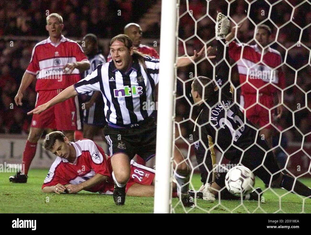 DIESES BILD KANN NUR IM RAHMEN EINER REDAKTIONELLEN FUNKTION VERWENDET WERDEN. KEINE WEBSITE-/INTERNETNUTZUNG, ES SEI DENN, DIE WEBSITE IST BEI DER FOOTBALL ASSOCIATION PREMIER LEAGUE REGISTRIERT. Newcastles Daniel Cordone, Mitte, beginnt, sein Tor gegen Middlesbrough zu feiern, aber es wurde außerhalb während ihres FA Premiership Fußballspiels im Riverside Stadion in Middlesbrough entschieden. Stockfoto