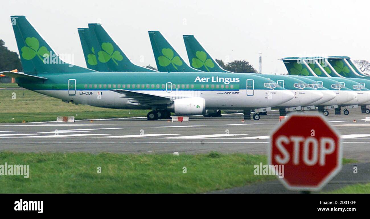 Aer Lingus-Flugzeuge sitzen auf dem Asphalt am Flughafen Dublin, als Kabinencrews in einem Lohnstreit mit Aer Lingus vor dem Flughafen festsaßen, als ihr eintägiger Streik die Fluggesellschaft zwang, die 200 Flüge des Tages zu stornieren. * Mehr als 20,000 Fluggästen wurden alternative Reisearrangements oder Rückerstattungen von der Fluggesellschaft angeboten, die infolge des Streiks rund 2 Millionen IR verlieren wird. 6/4/01: Die meisten Aer Lingus-Flüge sollten auf Grund gehen, da die Mitarbeiter in der zweiten Woche in Folge einen Streik über die Bezahlung führen. Mehr als 160 annullierte Flüge sollten die Reisepläne von rund 20,000 Kunden stören Stockfoto