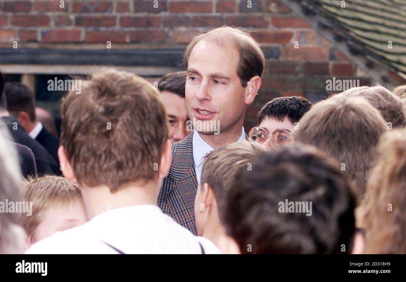 S.H. der Herzog von Wessex trifft sich mit Schulkindern bei einem Besuch in Sussex. Der Herzog hörte den Bewohnern zu, die über die jüngsten Überschwemmungen im Uckfield sprachen, als der Fluss UCK seine Ufer platzte und viele Häuser und Geschäfte überflutete. Stockfoto