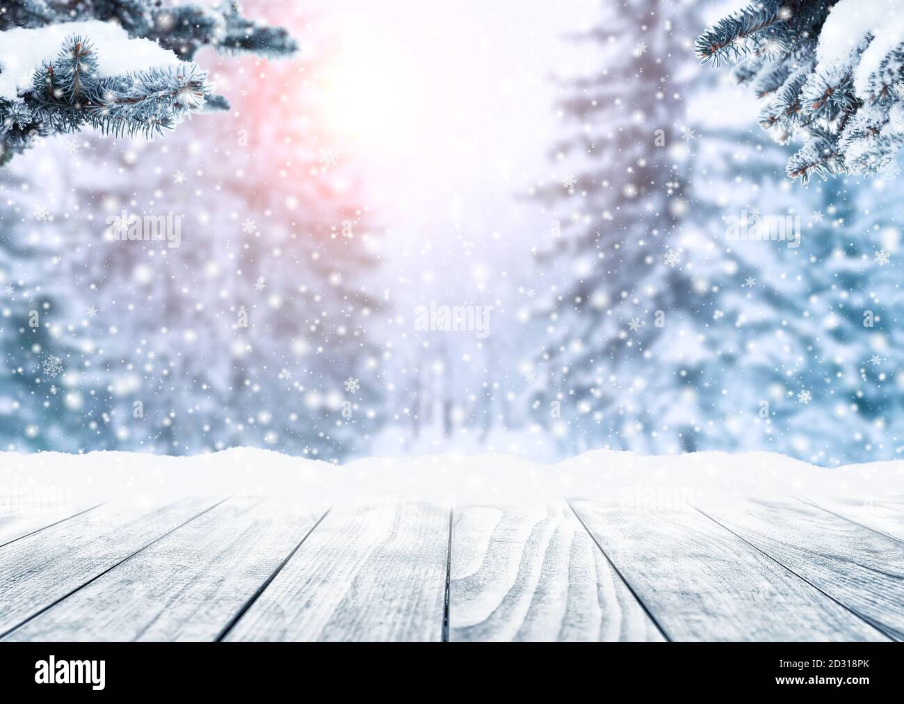 Holztischplatte auf Winter sonnige Landschaft mit Tannen. Frohe Weihnachten und frohes Neues Jahr Gruß Hintergrund. Winterlandschaft mit Schnee und Schnee Stockfoto