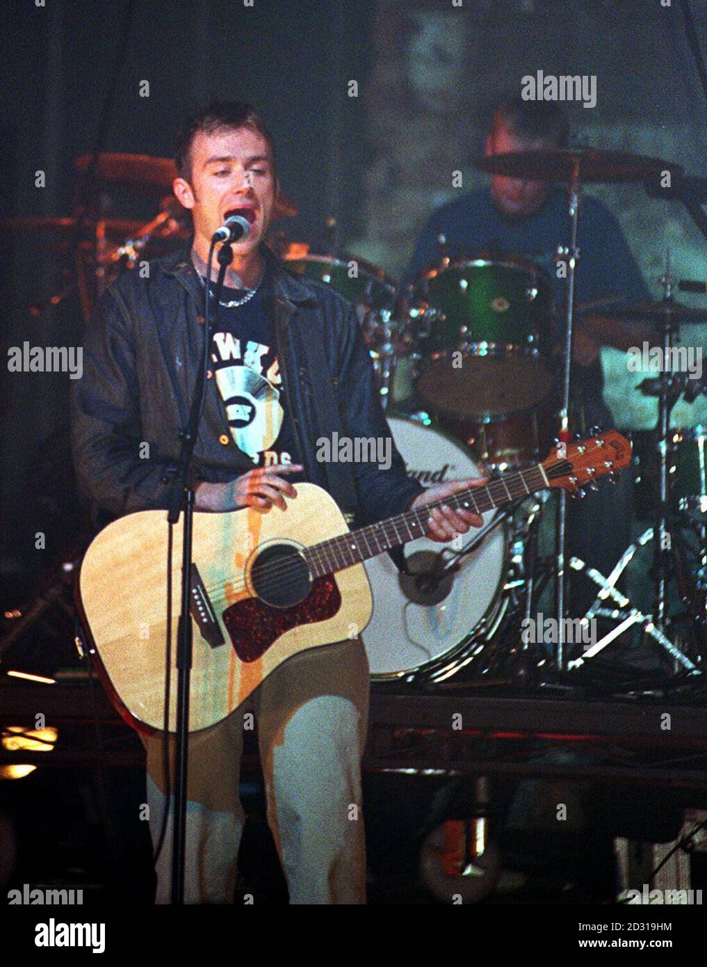 Sänger Damon Albarn und Schlagzeuger Dave Rowntree (Hintergrund) der Popband Blur treten auf der Bühne auf, bei den inaugral BBC Two Awards, die in den Gainsborough Film Studios in London stattfinden. Stockfoto