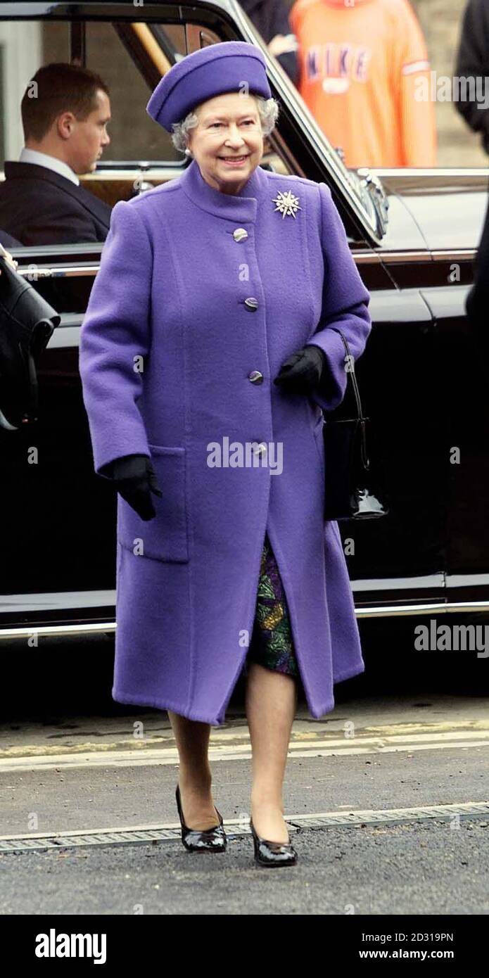 Queen Elizabeth II. Kommt, um eine neue speziell für Studenten gebaute Unterkunft für Oriel College in Oxford zu eröffnen. Stockfoto