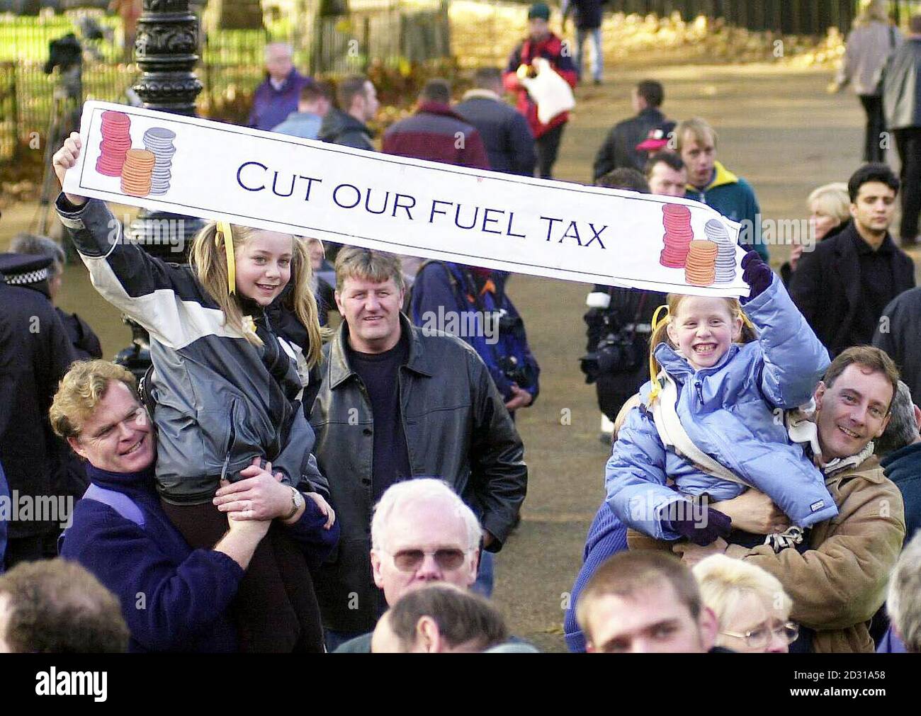 Zwei kleine Mädchen halten ein Banner in der Speakers Corner im Hyde Park, London, bei einem Protest über den hohen Treibstoffpreis hoch. Stockfoto