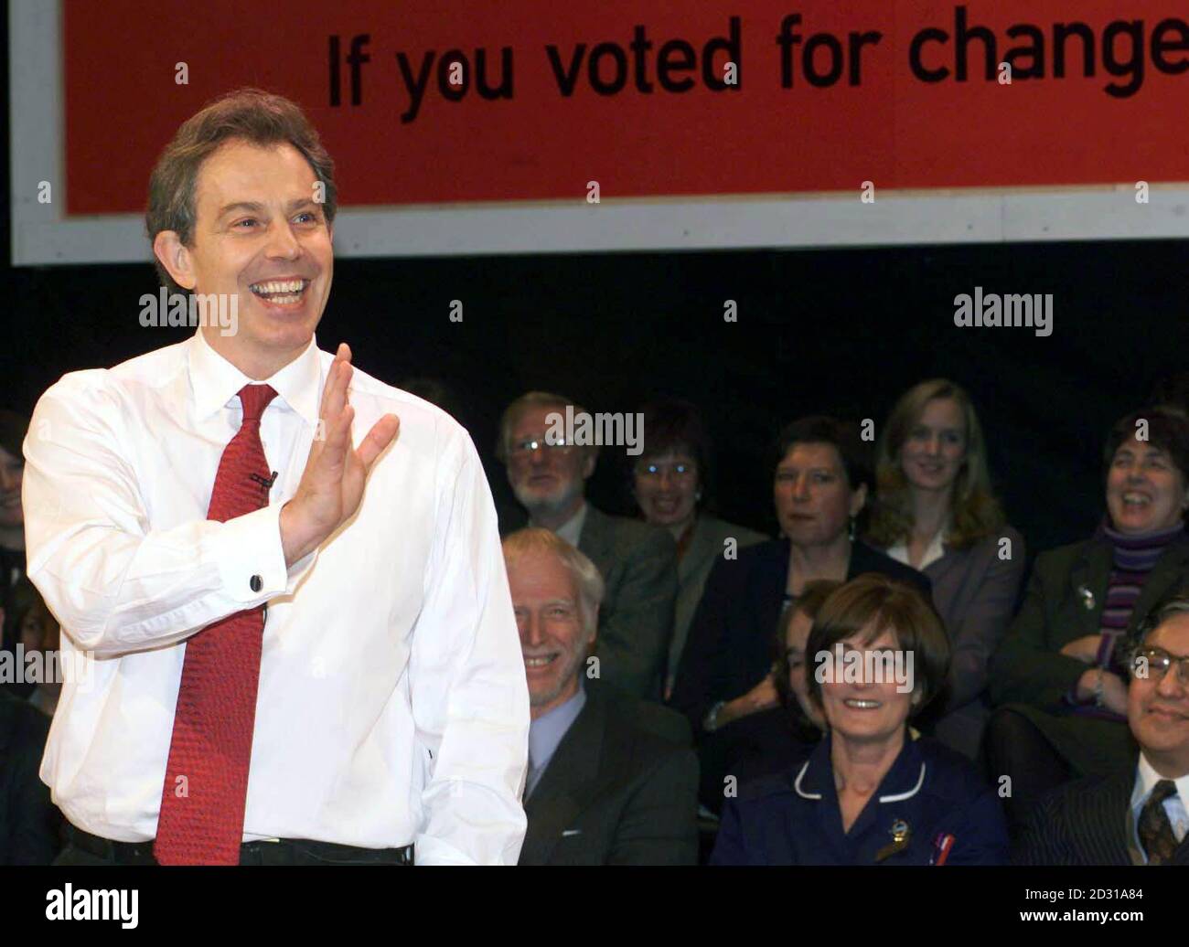 Der britische Premierminister Tony Blair führt eine Debatte mit den Labour-Wählern an der Marlborough-Schule in St. Albans über Fragen und Antworten. Die Veranstaltung wurde vom lokalen Labour-Abgeordneten Kerry Pollard geleitet. Stockfoto