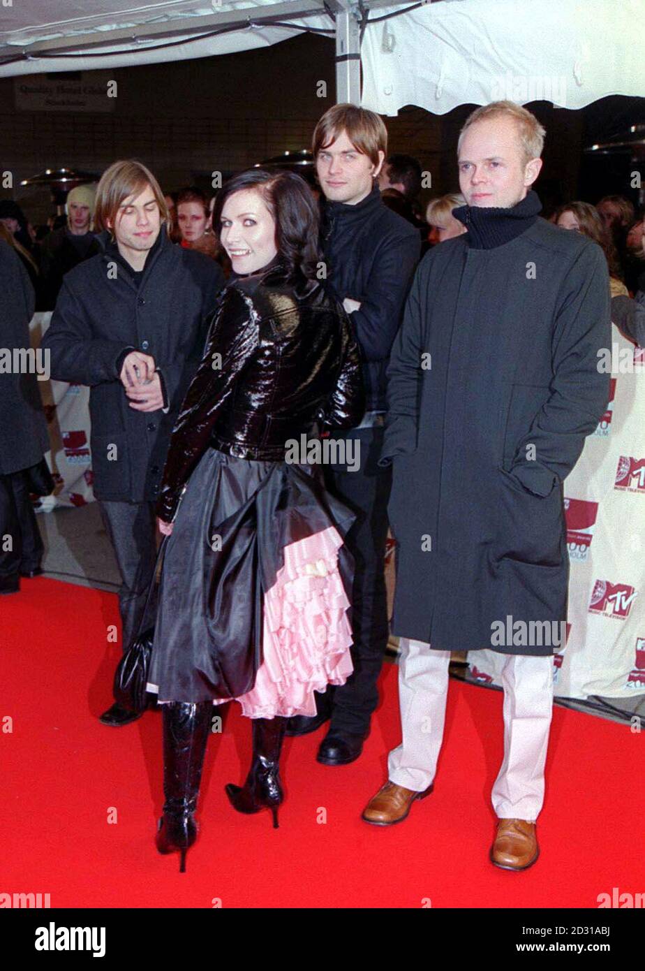 Die schwedische Popband The Cardigans, mit der Leadsängerin Nina Persson (2. Links), bei den MTV Europe Music Awards, die in der Globe Arena in Stockholm, Schweden, ausgetragen werden. Stockfoto