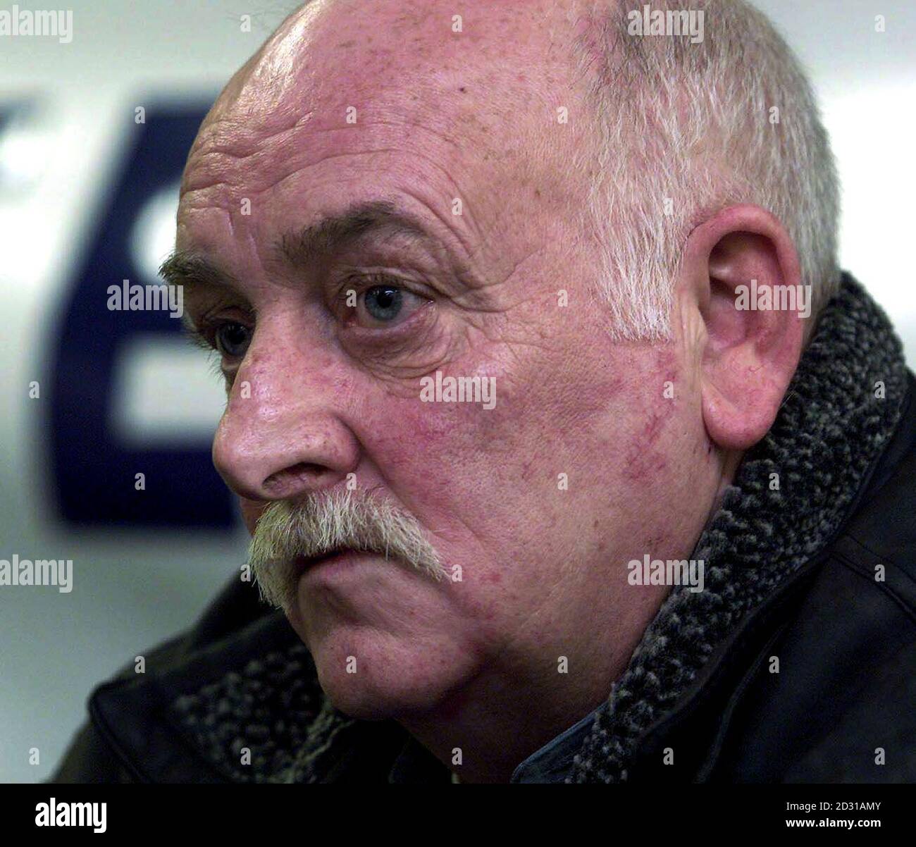 Peter Mc Bride (links) spricht auf einer Pressekonferenz in Belfast, nachdem das Verteidigungsministerium angekündigt hatte, dass die beiden Soldaten der Scotch Guard, die 1992 seinen Sohn erschossen haben, in der Armee bleiben sollen. * Herr McBride, der Vater von New Lodge Teenager auch Peter Mc Bride mit Gerry Kelly von Sinn Fein genannt, sagte, er will Gerechtigkeit mit den beiden Soldaten entlassen. Stockfoto