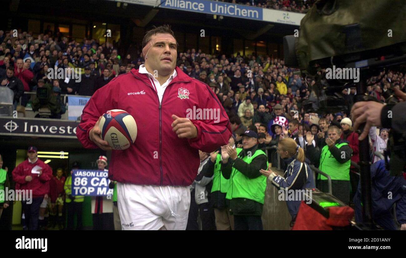 Englands Jason Leonard gewinnt seinen 86. Platz, um Rory Underwoods Rekord als der am meisten gedeckelte England-Spieler aller Zeiten in Twickenham, London, zu brechen. England spielt Argentinien in einem internationalen Spiel. * 11. 6. 01: Leonard wurde von Trainer Clive Woodward für das Spiel gegen Australien in Twickenham gekündigt. Stockfoto Englands Jason Leonard gewinnt seinen 86. Platz, um Rory Underwoods Rekord als der am meisten gedeckelte England-Spieler aller Zeiten in Twickenham, London, zu brechen. England spielt Argentinien in einem internationalen Spiel. * 11. 6. 01: Leonard wurde von Trainer Clive Woodward für das Spiel gegen Australien in Twickenham gekündigt. Stockfoto