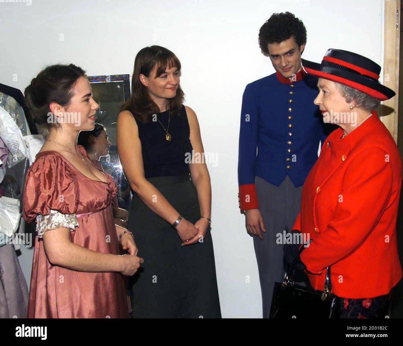 Die Königin in der Garderobe, nach der Eröffnung der neuen Räumlichkeiten der Royal Academy of Dramatic Art in London. Während des Besuchs traf die Königin, begleitet von Lord Attenborough, Studenten und Prominente, die mit der Akademie verbunden waren. Stockfoto