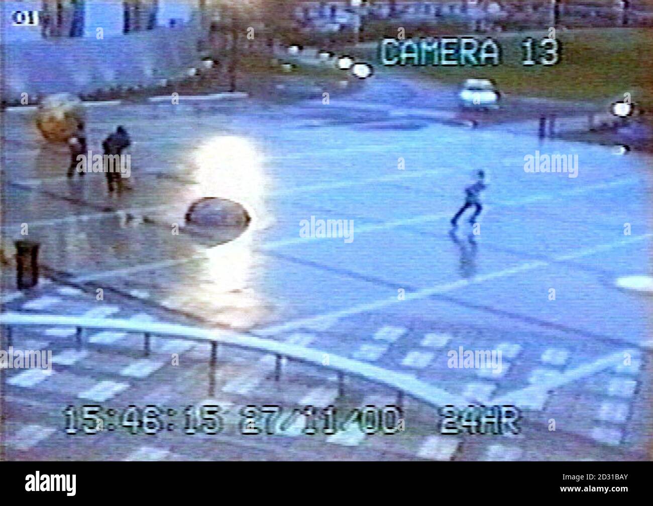 Videobild aus Videoüberwachungskameras, die von der Polizei bei der Untersuchung des Mordes an der 10-jährigen Damilola Taylor in Peckham, SE London, veröffentlicht wurden (laufend, rechts). * Es zeigt ihn auf seiner letzten Reise in die Bibliothek in der Cronin Street, wo Damilola von einem Zeugen gesehen wurde und in Hordle Promenade West und Blakes Road, wo er sterbend aufgefunden wurde. Stockfoto