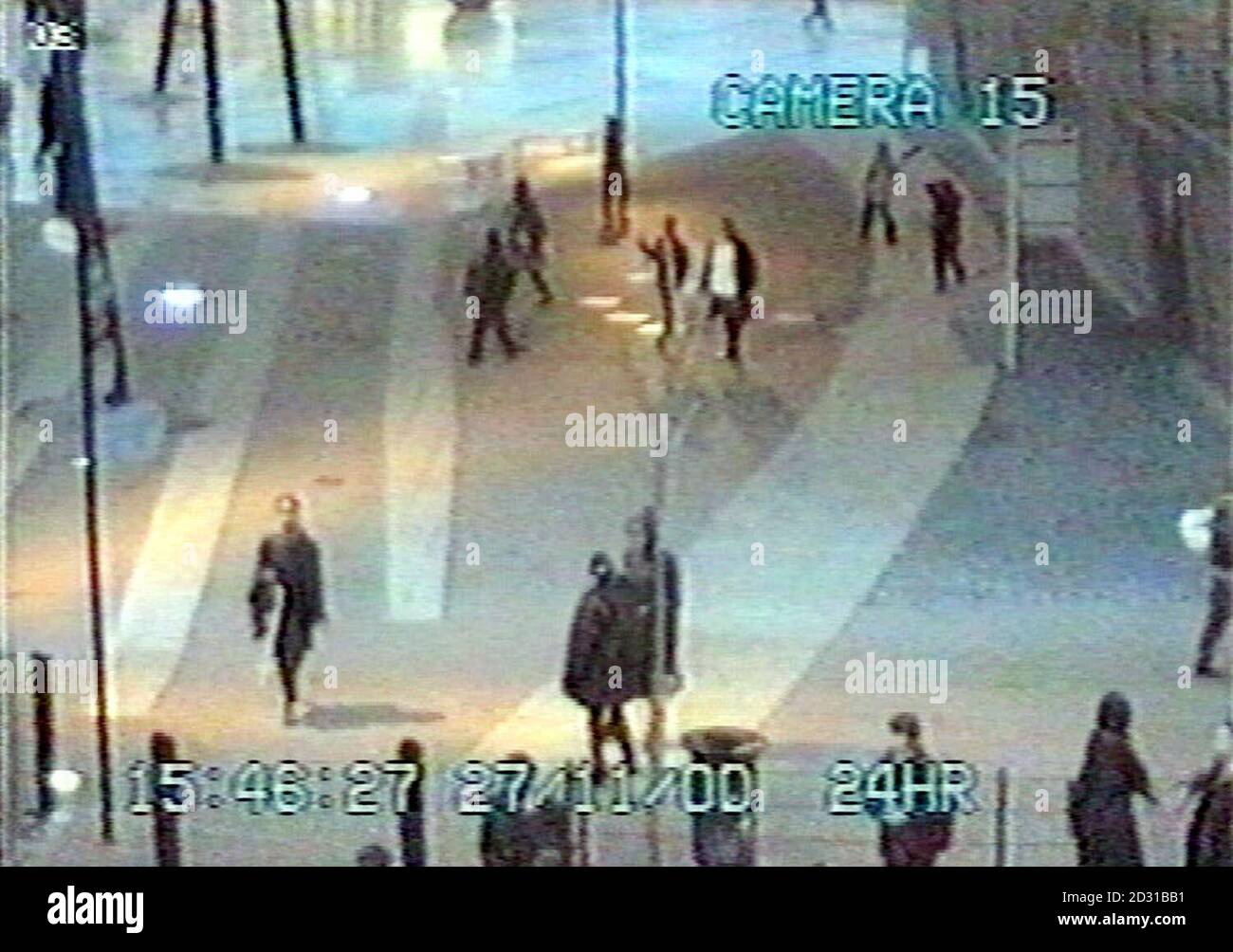 Videobild aus Fernsehüberwachungskameras, die von der Polizei bei der Untersuchung des Mordes in Peckham, SE London, an der 10-jährigen Damilola Taylor (oben rechts, helle Jacke) veröffentlicht wurden. * Es zeigt ihn auf seiner letzten Reise in die Bibliothek in der Cronin Street, wo Damilola von einem Zeugen gesehen wurde und in Hordle Promenade West und Blakes Road, wo er sterbend aufgefunden wurde. Stockfoto