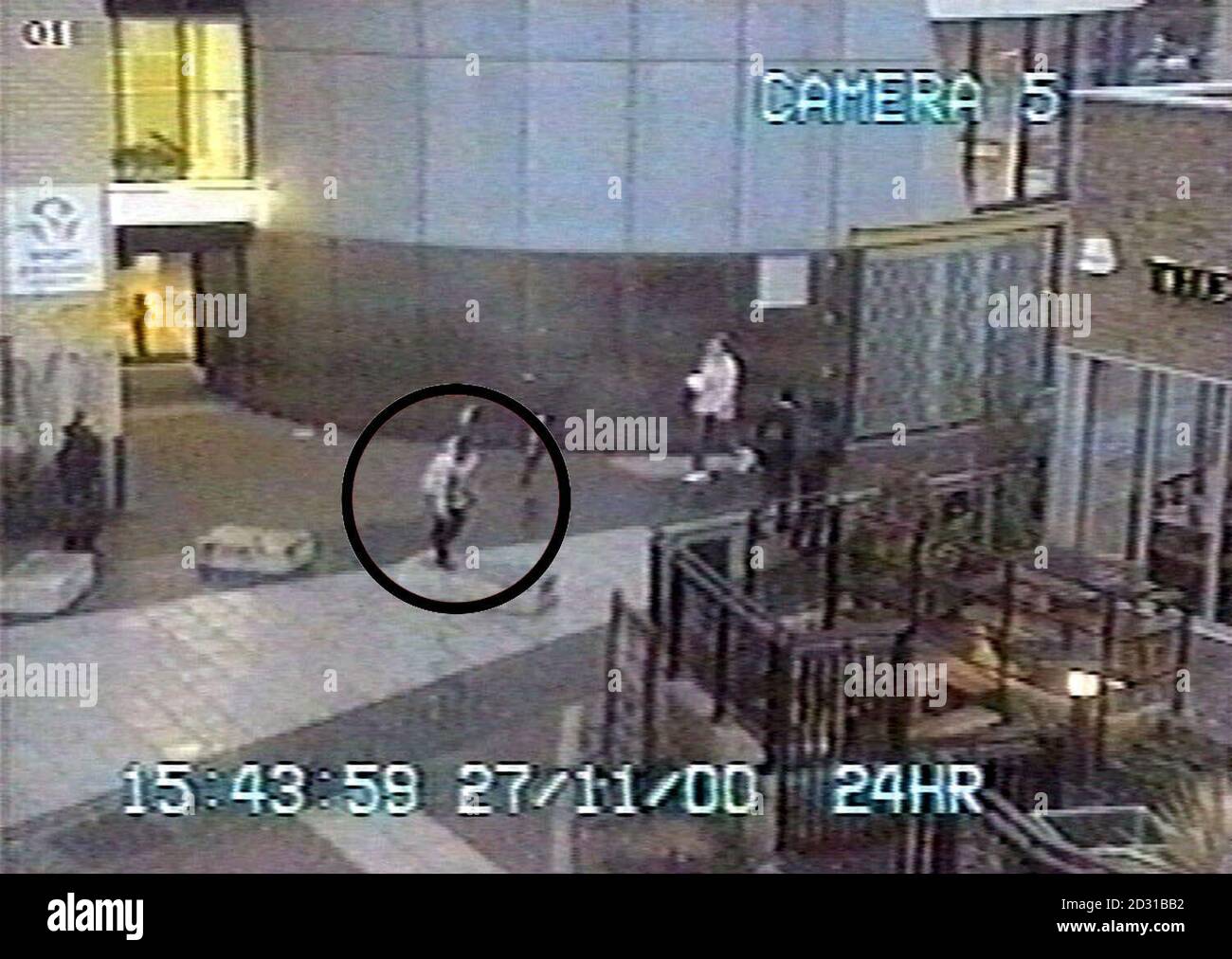 Videobild aus Überwachungskameras, die von der Polizei bei der Untersuchung des Mordes an der 10-jährigen Damilola Taylor (Mitte links) in Peckham, SE London, veröffentlicht wurden. * Es zeigt ihn auf seiner letzten Reise in die Bibliothek in der Cronin Street, wo Damilola von einem Zeugen gesehen wurde und in Hordle Promenade West und Blakes Road, wo er sterbend aufgefunden wurde. Stockfoto