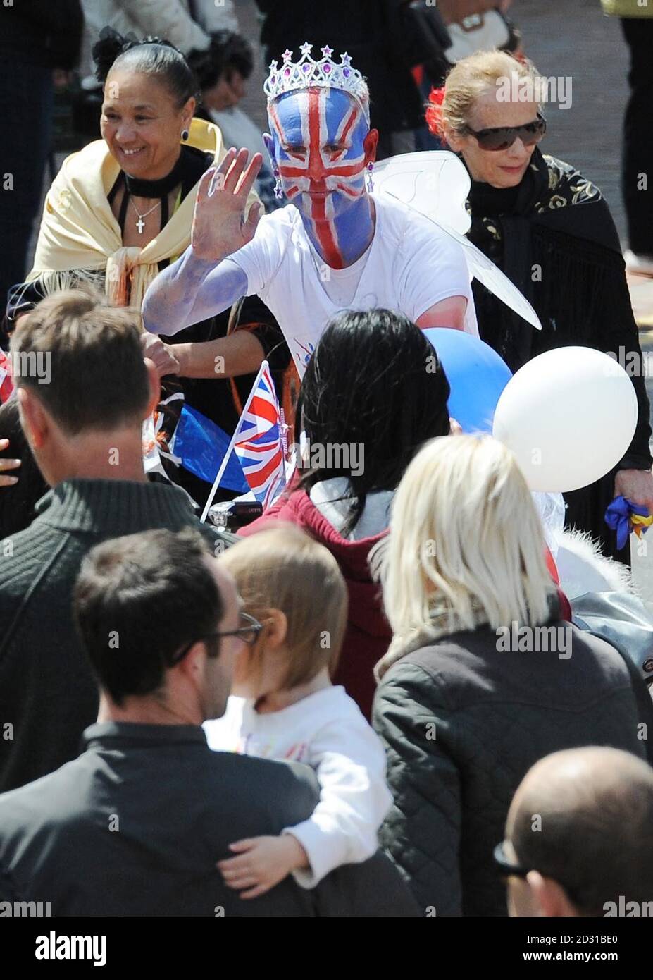 Ein patriotischer Radfahrer macht seinen Weg durch Queen Victoria Square, Hull als Teil der Lord Mayor's Parade während der Diamond Jubilee Feiern. Stockfoto