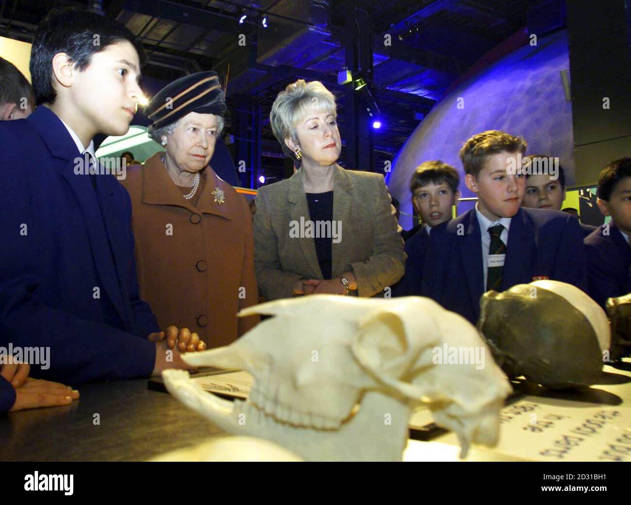 Die Königin bei ihrem Besuch in der Ausstellung "Newcastle's Centre for Life", wo sie Kinder traf, die über das Gehirn lernten. Das 70-Millionen-Zentrum ist die erste Institution der Welt, die Wissenschaft, Biotechnologie, Forschung, Bildung und Unterhaltung an einen Ort bringt. Stockfoto