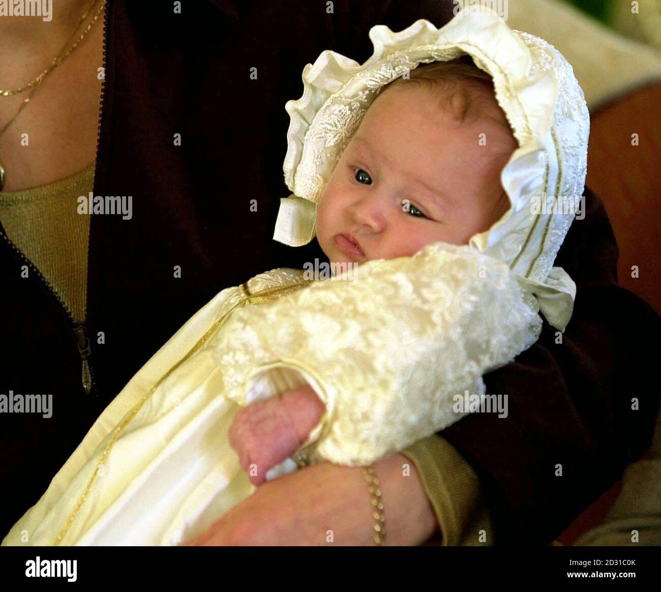 Die neunwöchige Tamara Geraldine-Cliffe wird von Mutter Tracy Cliffe in der Rookery Hall in Nantwich festgehalten. Tamara aus Stapley, Cheshire, wird das erste Baby in Großbritannien sein, das statt der traditionellen Kirchenzeremonie eine Namenszeremonie hat. Stockfoto