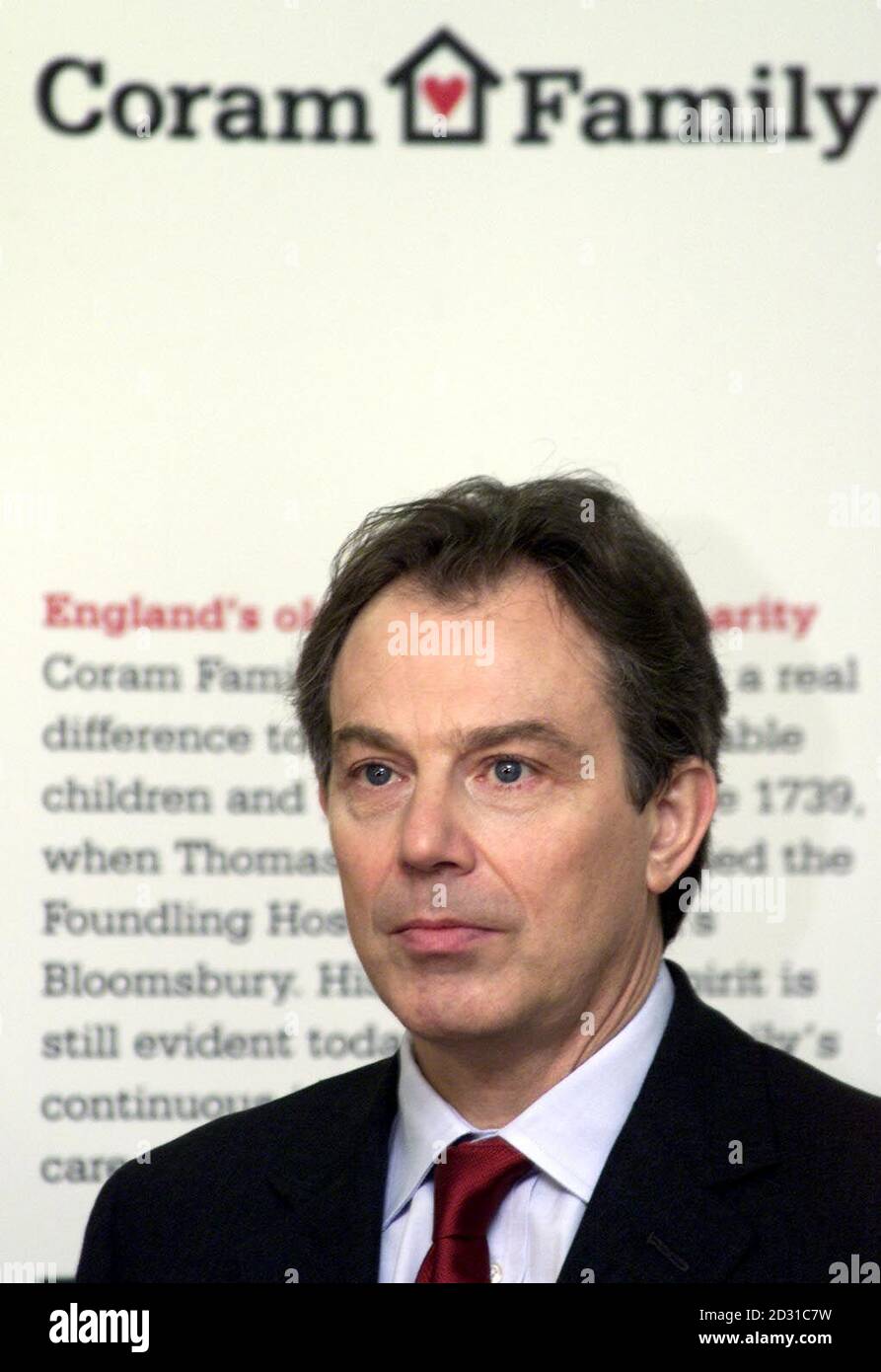 Der britische Premierminister Tony Blair spricht im Coram Family Center in London an adoptierte Kinder und Eltern. Blair hat sich persönlich für die Annahme interessiert und leitet einen Kabinettsausschuss, der zur Einführung neuer Gesetze geführt hat. Stockfoto