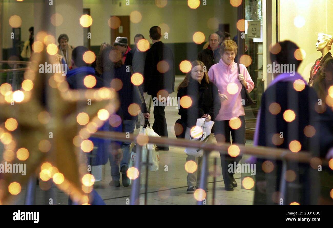 Shopper jagen nach Schnäppchen im Glasgower Buchanan Galleries Shopping Center, das seine Türen um 4 Uhr morgens öffnete, um einzufrieren Shopper, die Schlange draußen waren. Stockfoto
