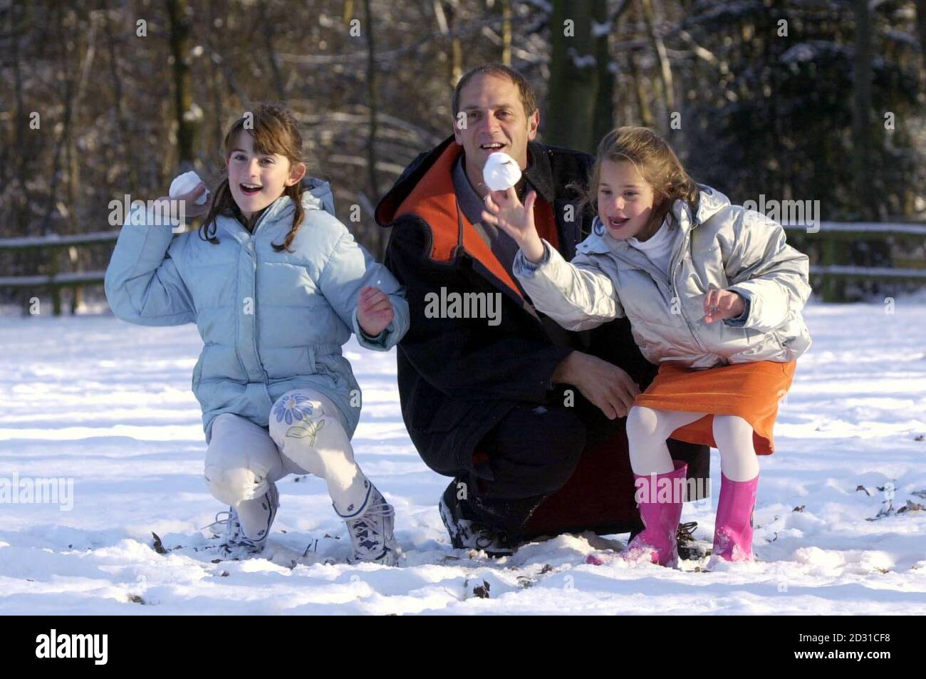 Der olympische Goldmedaillengewinnerer Steve Redgrave mit seinen Töchtern Sophie (R), 6, und Natalie, 9, in ihrem Haus in Marlow Bottom. Redgrave wird in der Queen's New Years Honours List mit einem Ritterschlag für Verdienste um das Rudern ausgezeichnet. Stockfoto