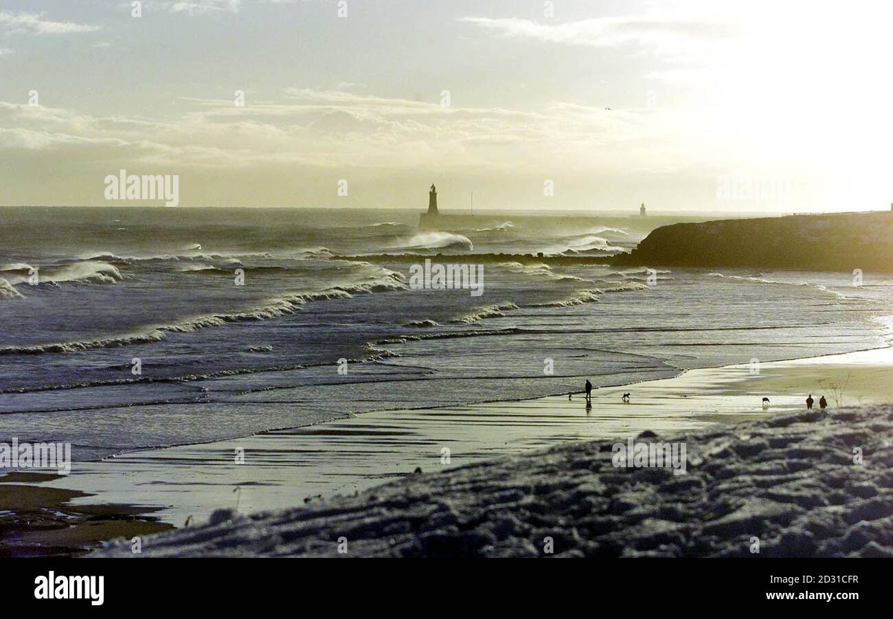 Eisige Temperaturen an der Küste in Tynemouth, in der Nähe von Newcastle, während Schnee und Eis weiterhin Großbritannien bedecken. Das kalte Wetter hat zu gefährlichen Bedingungen auf den Straßen geführt und hat für Bahn- und Flugreisende Probleme verursacht. Stockfoto