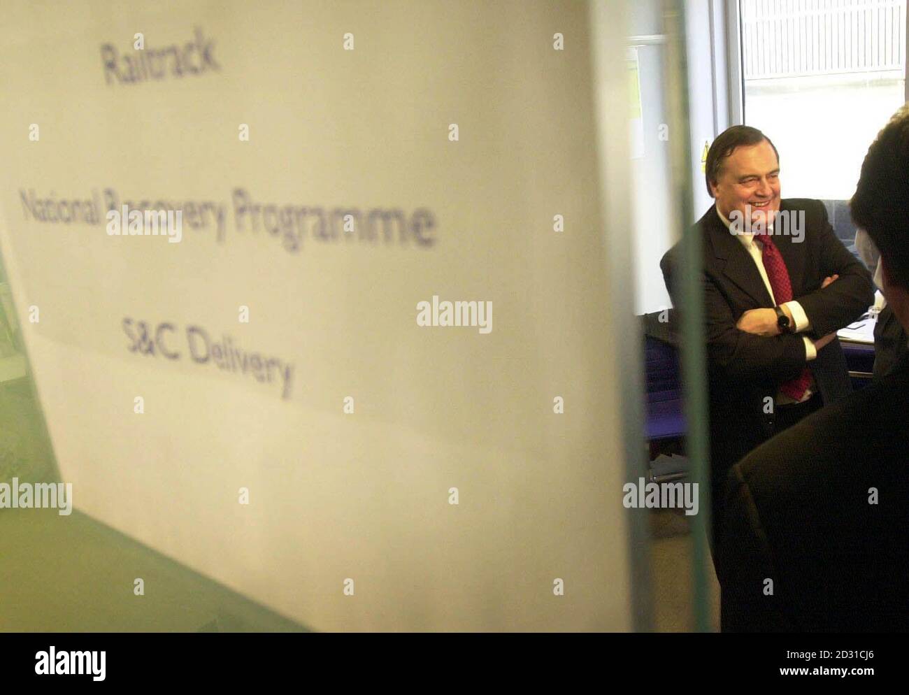 Der britische Vizepremierminister John Prescott trifft in ihrem Hauptsitz in Euston, London, Eisenbahner-Mitarbeiter, die dem National Rail Recovery Program zugewiesen sind. * Herr Prescott lobte Railtrack's Christmas Engineering Arbeit, die mehr als 80 Geschwindigkeitsbegrenzungen entfernt oder gelockert hat. Doch Railtrack räumte ein, dass die festliche Arbeit an zwei großen Re-Signalisierungsprojekten - die lange vor dem Hatfield-Crash geplant waren - nicht abgeschlossen war. Stockfoto