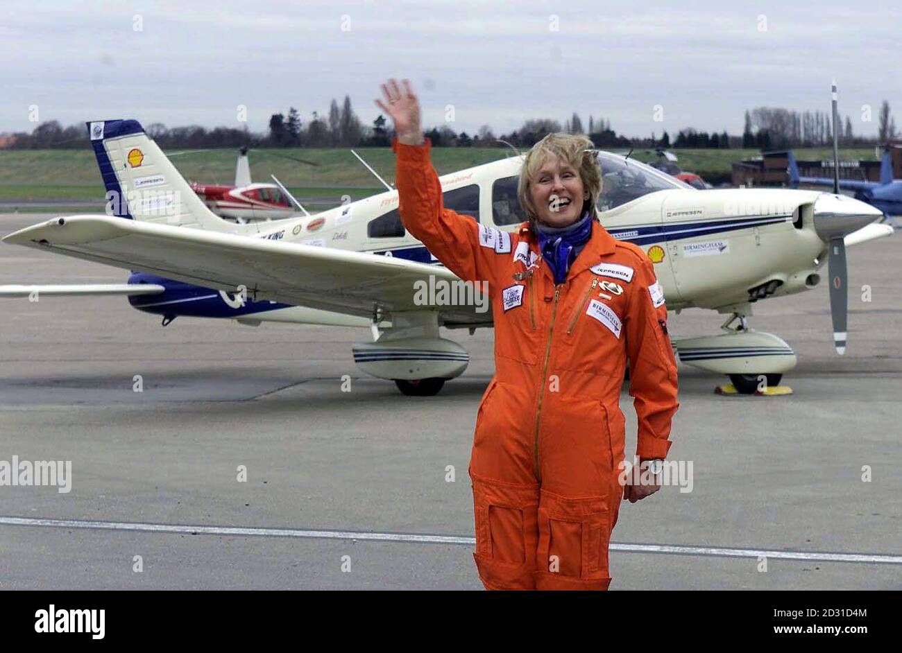 Polly Vacher in Birmingham an der Seite ihres Piper Dakota-Flugzeugs, bevor sie ihren Einzelflug um die Welt antreten. Die 56-jährige ehemalige Musiklehrerin machte sich auf den Weg zu einem Plattenversuch, die erste Frau zu werden, die solo um die Welt fliegt. *.. Im kleinsten Flugzeug über Australien und den Pazifik. Während der viermonatigen Reise wird sie 29,000 Meilen in 17 Ländern in 47 Etappen zurücklegen. 17/05/01 Polly Vacher in Birmingham neben ihrem Piper Dakota Flugzeug, bevor sie sich auf ihren Einzelflug um die Welt aufmachte. Ein ehemaliger Musiklehrer hoffte heute als f Stockfoto