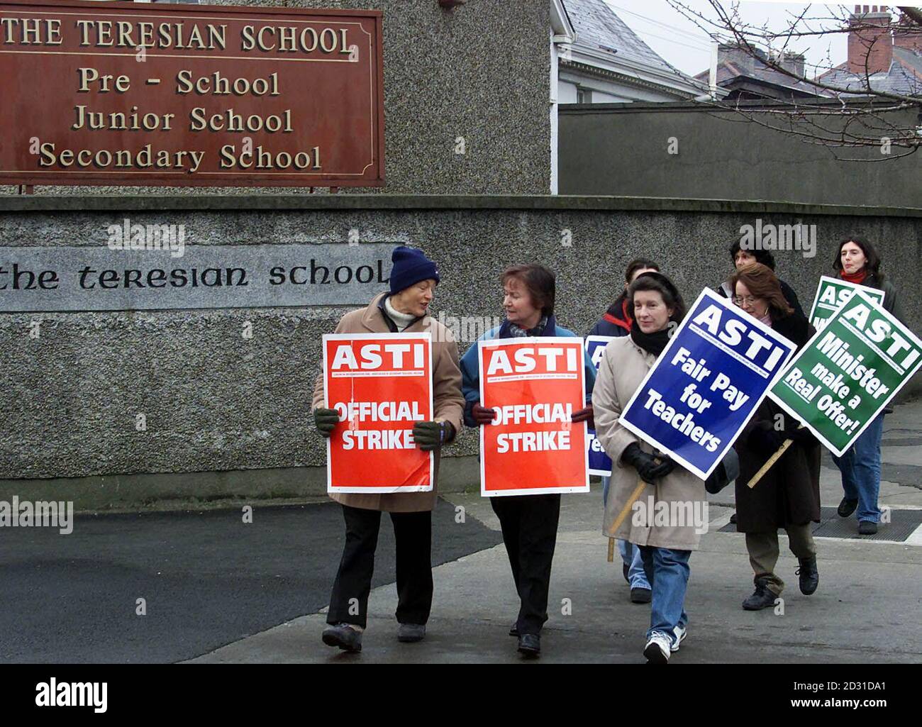 Mitglieder der Association of Secondary Teachers, Irland (ASTI) auf der Streiklinie in Dublin. Die Lehrer haben bereits zwei eintägige Streiks während des drei Monate alten Streiks abgehalten. * aber die gegenwärtige Sackgasse kommt, nachdem die Bezahlung der Lehrer für jene Tage angedockt war, an denen sie arbeiteten, um zu regieren - und die Spielplatzaufsicht zurückzog - und viele Schulen zum Schließen gebracht hat. Die Streiks werden alle Regionen des Landes treffen und sollen im Februar 2001 durch Untersuchungen fortgesetzt werden. Stockfoto