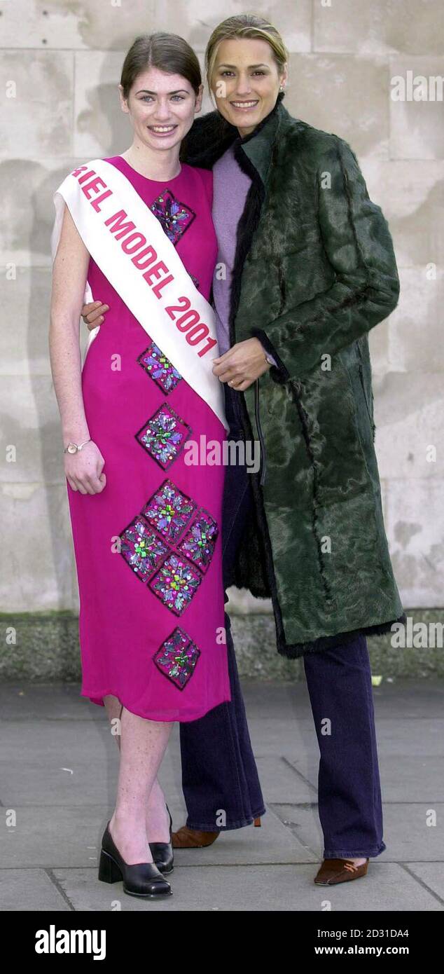 Model Yasmin le Bon (rechts) posiert mit Alaina Davis im Alter von 18 Jahren aus Pawlett, Somerset. Der 18-jährige Neuling, nahm einige Tipps vom weltberühmten Modell, nachdem er den Ariel Modell 2001 Wettbewerb in London gewonnen. *...der Gewinner besiegte 12 weitere Mädchen, um eine Chance zu gewinnen, auf dem Laufsteg bei der London Fashion Week zu spielen. Stockfoto