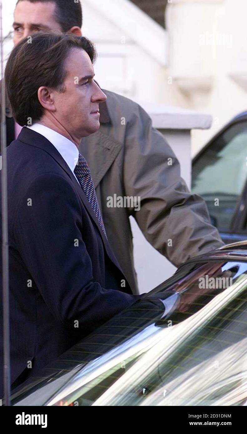 Nordirland-Sekretär Peter Mandelson verlässt sein Haus im Westen Londons. Mandelson steht unter einem wachsenden Druck zum Rücktritt, nachdem er eingestanden hat, dass er im Juni 1998 einen Innenminister gebeten hatte, einen Passantrag von Srichand Hinduja * zu überdenken... einem 1 Million Millennium Dome Spender, während er für die unglückliche Attraktion verantwortlich war. Stockfoto
