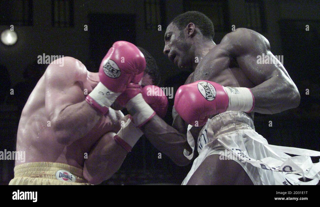 Johnny Nelson (rechts), aus Sheffield, landet während ihres World Boxing Organization (WBO) Cruiserweight Championship Boxkampfs in der York Hall im Londoner Bethnal Green einen Oberschnitt auf Herausforderer George Arias aus Brasilien. Stockfoto